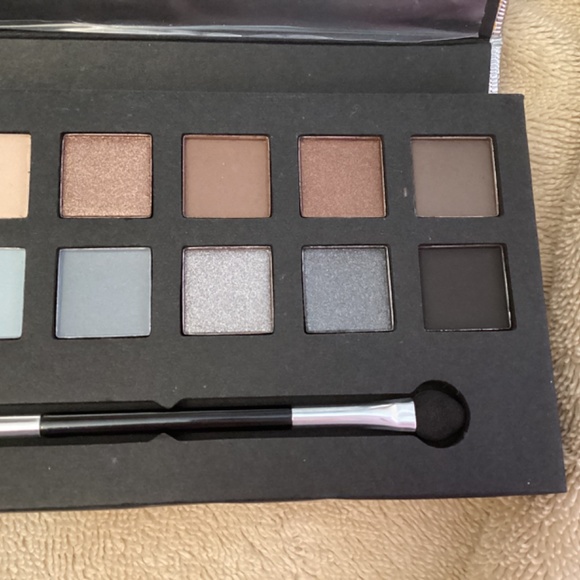 NEW Elle Eyeshadow Palette with Mirror - Picture 3 of 6